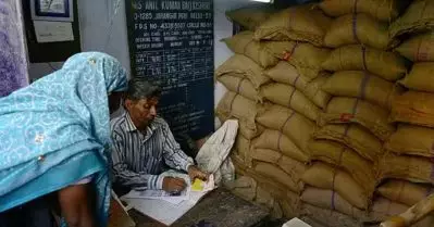 പകുതി കുടിശ്ശിക തിങ്കളാഴ്ച നല്‍കുമെന്ന് ഉറപ്പ് നൽകി മന്ത്രി; റേഷൻ വാതിൽപ്പടി വിതരണക്കാരുടെ സമരം അവസാനിച്ചു
