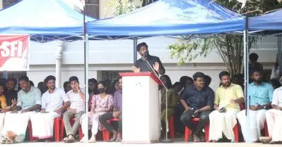 വി.സിക്കെതിരായ എസ്.എഫ്.ഐയുടെ അനിശ്ചിതകാല പ്രതിഷേധം; സമരപ്പന്തല്‍ പൊളിക്കാന്‍ കേരള സര്‍വകലാശാല