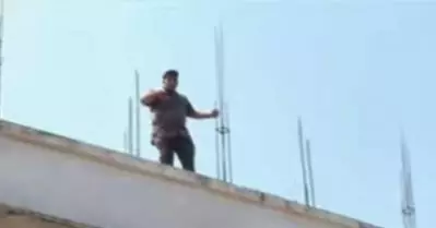 ഹാജര്‍ വെട്ടിക്കുറച്ചെന്ന ആരോപണം; കോളേജ് കെട്ടിടത്തിന് മുകളില്‍ കയറി വിദ്യാര്‍ത്ഥിയുടെ ആത്മഹത്യാ ഭീഷണി
