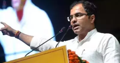 ദൽഹിയിലെ വോട്ടർമാർക്ക് ചെരുപ്പ് വിതരണം ചെയ്തു; ബി.ജെ.പി സ്ഥാനാർത്ഥി പർവേഷ് വർമക്കെതിരെ കേസ്