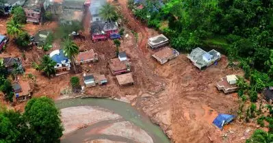 ആരേയാണ് നിങ്ങള്‍ വിഡ്ഢികളാക്കുന്നത്; മുണ്ടക്കൈ ദുരന്തബാധിതരുടെ വായ്പ എഴുതി തള്ളാന്‍ കഴിയില്ലെന്ന കേന്ദ്ര നിലപാടിനെതിരെ ഹൈക്കോടതി