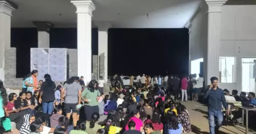 Security lapse in ladies hostel in Andhra Central University campus; The students followed the protest