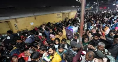 കുംഭമേളക്ക് പോകാൻ ആളുകൾ കൂട്ടത്തോടെയെത്തി; ദൽഹി റെയിൽവേ സ്റ്റേഷനിൽ തിക്കിലും തിരക്കിലും പെട്ട് 18 മരണം
