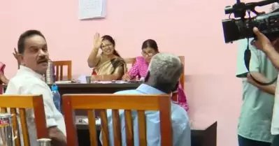 ഇറച്ചിക്കടക്ക് മുന്നിലെ പട്ടിയാണോന്ന് കാണിച്ചുതരാം, പുറത്തേക്കിറങ്ങ്; പഞ്ചായത്ത് കൗണ്‍സിലിലേക്ക് അതിക്രമിച്ച് കയറി വാര്‍ഡ് മെമ്പറെ ഭീഷണിപ്പെടുത്തി മാധ്യമപ്രവര്‍ത്തകര്‍
