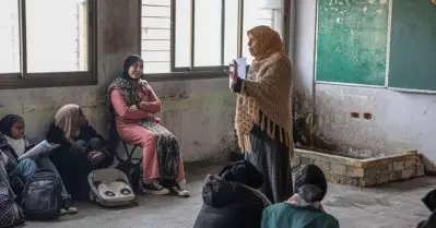 ഞങ്ങളുടെ ഭാവി കെട്ടിപ്പടുത്തേ തീരു, തകർന്ന ക്ലാസ്മുറികളിലിരുന്ന് ഞങ്ങൾ പഠിക്കും; രണ്ട് വർഷത്തിന് ശേഷം സ്കൂളിലെത്തി ഗസയിലെ കുട്ടികൾ