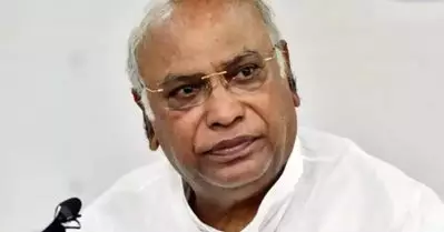 സംസാരിക്കാനുള്ള അവകാശം നമുക്ക് നൽകിയത് മനുസ്മൃതി അല്ല, ഭരണഘടന: ഖാർഗെ