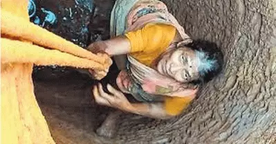 കുംഭമേളയില്‍ പങ്കെടുക്കാന്‍ പണമില്ല; വീട്ടില്‍ കിണറുകുഴിച്ച് ‘ഗംഗ’യെ എത്തിച്ച് 57കാരി