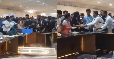 മോദിയും അദാനിയും പങ്കെടുത്ത മധ്യപ്രദേശ് ഇന്‍വെസ്റ്റേഴ്‌സ് മീറ്റില്‍ ഭക്ഷണത്തിനായി പിടിവലി; വീഡിയോ