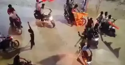 ഹൈദരാബാദിൽ മസ്ജിദിന് മുന്നിൽ വാളുകൾ വീശി, മുദ്രാവാക്യങ്ങൾ വിളിച്ച് ഭീഷണിയുമായി ഹിന്ദുത്വവാദികൾ