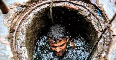 കോടതി ഉത്തരവിന് പുല്ല് വില; കൊൽക്കത്തയിൽ ലെതർ കോംപ്ലക്‌സിലെ മാൻഹോൾ വൃത്തിയാക്കുന്നതിനിടെ മൂന്ന് തൊഴിലാളികൾ മരിച്ചു