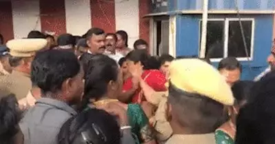 തമിഴ്‌നാട്ടിലെ ക്ഷേത്രത്തിൽ ട്രാൻസ്‌വുമണിനെ മർദിച്ച് പൊലീസ്; പ്രതിഷേധം