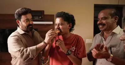 കേക്കില്ലെങ്കില്‍ എന്താ, പഴംപൊരി കൊടുത്തുകൊണ്ട് സംഗീതിന്റെ ബര്‍ത്ത്‌ഡേ ആഘോഷിച്ച് മോഹന്‍ലാല്‍