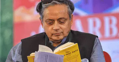 ജയിലിലടച്ച മന്ത്രിമാരെ പുറത്താക്കുന്ന ബില്ലില്‍ യാതൊരു പ്രശ്‌നവുമില്ല; വിവാദ ബില്ലിനെ പിന്തുണച്ച് തരൂര്‍