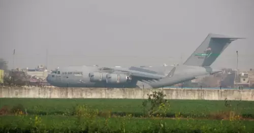 When the American military plane carrying Indian immigrants arrived in Amritsar