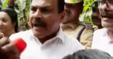 വാഴക്കുളം പാരിയത്തുകാവിൽ ഭൂമി ഒഴിപ്പിക്കാനെത്തിയ അഭിഭാഷക കമ്മീഷനെ തടഞ്ഞ് നാട്ടുകാർ