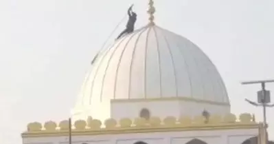 മഹാരാഷ്ട്രയിലെ ദർഗയിൽ അതിക്രമിച്ച് കയറി തീവ്ര ഹിന്ദുത്വ വാദികൾ; പച്ചക്കൊടി മാറ്റി കാവിക്കൊടി ഉയർത്തി