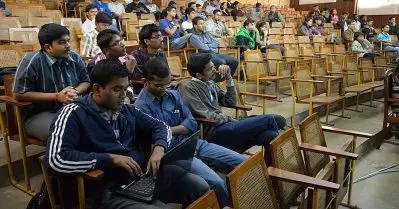 വിദേശ വിദ്യാര്‍ത്ഥികളുടെ എഫ്-വണ്‍ വിസകള്‍ കൂട്ടത്തോടെ റദ്ദാക്കി യു.എസ്; സ്വയം നാടുകടത്താനും നിര്‍ദേശം