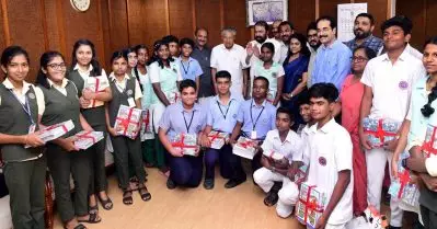 ഇത് ചരിത്രം; ഒമ്പതാം ക്ലാസിലെ പരീക്ഷ കഴിയും മുമ്പേ വിദ്യാര്‍ത്ഥികള്‍ക്ക് പത്താം ക്ലാസിലെ പാഠപുസ്തകങ്ങള്‍ കൈമാറി വിദ്യാഭ്യാസവകുപ്പ്