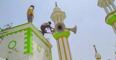 ശബ്ദമലിനീകരണം ആരോപിച്ച് യു.പിയില്‍ പള്ളിയുടെ ഉച്ചഭാഷിണി അഴിച്ചുമാറ്റി പൊലീസ്