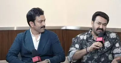 അത് മറ്റുള്ളവര്‍ കേള്‍ക്കുന്നത് പൃഥ്വിക്ക് ഇഷ്ടമല്ല, മൈക്കില്‍ പറയാതെ അടുത്ത് വന്ന് പറയും: മോഹന്‍ലാല്‍