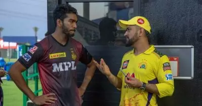 എന്തിനാണ് ഫീല്‍ഡറെ ആ സ്ഥാനത്ത് നിര്‍ത്തിയതെന്ന് ഞാന്‍ ധോണിയോട് ചോദിച്ചു; അനുഭവം പങ്കുവെച്ച് വെങ്കിടേഷ് അയ്യര്‍