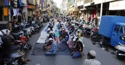 തെരുവുകളില്‍ ഈദ് നമസ്‌കാരം നടത്തുന്നവരുടെ പാസ്പോര്‍ട്ടും ഡ്രൈവിങ് ലൈസന്‍സും റദ്ദാക്കുമെന്ന് യു.പി പൊലീസ്