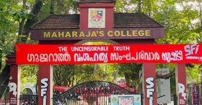 ‘ഗുജറാത്ത് വംശഹത്യ ആര്‍.എസ്.എസിന്റെ സൃഷ്ടി’; മഹാരാജാസില്‍ ബാനറുയര്‍ത്തി എസ്.എഫ്.ഐ