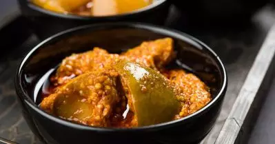 ക്ഷേത്രത്തിലെ അന്നദാനത്തിന് അച്ചാർ കിട്ടിയില്ല; ഭാരവാഹികളെ മർദിച്ച് യുവാവ്