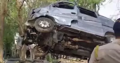 മധ്യപ്രദേശില്‍ നിയന്ത്രണം നഷ്ടപ്പെട്ട് വാന്‍ വിഷവാതക കിണറ്റില്‍ വീണു; 10 മരണം