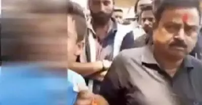അലിഗഡിൽ കൗമാരക്കാരനെ പാകിസ്ഥാൻ പതാകയിൽ മൂത്രമൊഴിക്കാൻ നിർബന്ധിച്ച് തീവ്ര ഹിന്ദുത്വ വാദികൾ