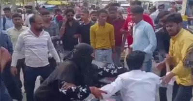 ലവ് ജിഹാദ് ആരോപണം; ഉത്തർപ്രദേശിൽ വിവാഹം രജിസ്റ്റർ ചെയ്യാനെത്തിയ വ്യത്യസ്ത മതസ്ഥരായ ദമ്പതികളെ ആക്രമിച്ച് തീവ്ര ഹിന്ദുത്വ വാദികൾ