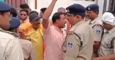 മധ്യപ്രദേശില്‍ ശ്രീരാമനെതിരായ വാട്‌സ്ആപ്പ് സ്റ്റാറ്റസ് ഷെയര്‍ ചെയ്തുവെന്നാരോപണം; പ്രിന്‍സിപ്പലിനെ കയ്യേറ്റം ചെയ്ത് വിശ്വഹിന്ദു പരിഷത്ത്