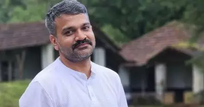 കൊടി അടയാളങ്ങള്‍ മാത്രമല്ല രാഷ്ട്രീയം: അനുരാജ് മനോഹര്‍