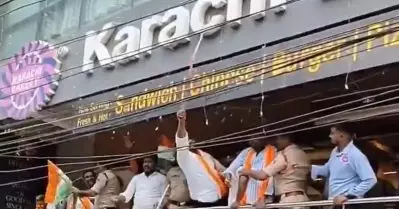 ഇന്ത്യ-പാക് സംഘർഷം രൂക്ഷമാകുന്നതിനിടെ ഹൈദരാബാദിലെ കറാച്ചി ബേക്കറി അടിച്ച് തകർത്ത് ബി.ജെ.പി പ്രവർത്തകർ