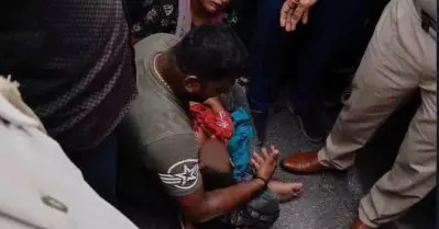 നായയുടെ കടിയേറ്റ് ആശുപത്രിയിലേക്ക് പോകവെ പൊലീസ് തടഞ്ഞു; ബൈക്കില്‍ നിന്ന് വീണ കുട്ടിയുടെ മേല്‍ ലോറി കയറി കര്‍ണാടകയില്‍ മൂന്ന് വയസുകാരിക്ക് ദാരുണാന്ത്യം