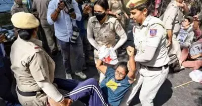 ഗസയിലെ വംശഹത്യ; ദൽഹി ഇസ്രഈൽ എംബസിയിലേക്ക് ഇടതുപക്ഷ വിദ്യാർത്ഥി പ്രതിഷേധം, വിദ്യാർത്ഥികളെ അറസ്റ്റ് ചെയ്ത് നീക്കി പൊലീസ്