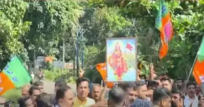 കൃഷി മന്ത്രിയുടെ വീടിന് മുന്നില്‍ ഭാരതാംബയുടെ ചിത്രത്തില്‍ തിരികൊളുത്തി പ്രതിഷേധിക്കാന്‍ ബി.ജെ.പി ശ്രമം; പ്രതിഷേധ സൂചകമായി മരത്തൈ നട്ട് സി.പി.ഐ