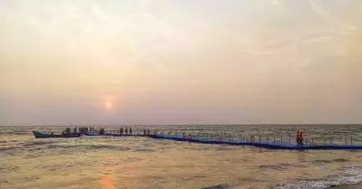 ബേപ്പൂര്‍ തീരത്തിന് സമീപം കപ്പലിന് തീപ്പിടിച്ചു; 50 ഓളം കണ്ടെയ്‌നറുകള്‍ കടലില്‍ പതിച്ചതായും റിപ്പോര്‍ട്ട്