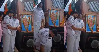 പാലക്കാട്- കോഴിക്കോട് സ്‌പെഷ്യല്‍ ട്രെയിനിനെ കാവിക്കൊടിയേന്തിയ സ്ത്രീയുടെ ചിത്രം വെച്ച് സ്വീകരിച്ച് ബി.ജെ.പി നേതാക്കള്‍