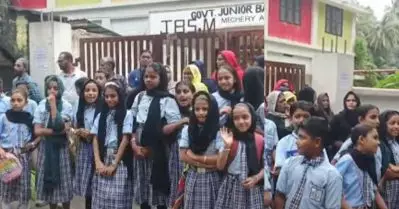 രണ്ട് മലയാളം മീഡിയം സ്‌കൂളുകള്‍ അടച്ചുപൂട്ടി; ലക്ഷദ്വീപില്‍ വിദ്യാര്‍ത്ഥികളുടെയും മാതാപിതാക്കളുടെയും പ്രതിഷേധം