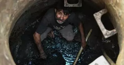 സുരക്ഷാ സംവിധാനങ്ങളില്ല; ഉത്തർപ്രദേശിൽ ഡ്രൈനേജ് വൃത്തിയാക്കുന്നതിടെ വിഷവാതകം ശ്വസിച്ച് തൊഴിലാളികൾക്ക് ദാരുണാന്ത്യം