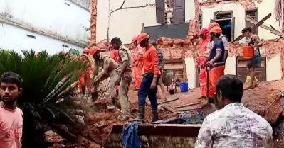 കൊടകരയില്‍ ഇതരസംസ്ഥാന തൊഴിലാളികൾ താമസിച്ചിരുന്ന പഴയകെട്ടിടം ഇടിഞ്ഞുവീണു; മൂന്ന് മരണം