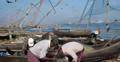 ചെറുകിട ബോട്ടുകൾക്ക് വൻതുക ലൈസൻസ് ഫീസ്; മത്സ്യ തൊഴിലാളികൾ പ്രതിസന്ധിയില്‍