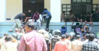 ഗവര്‍ണര്‍ക്കെതിരായ പ്രതിഷേധം; കേരളാ സര്‍വകലാശാല ആസ്ഥാനം കീഴടക്കി എസ്.എഫ്.ഐ