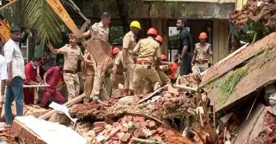 രക്ഷാപ്രവർത്തനം വൈകിയത് ഒന്നരമണിക്കൂർ; തകർന്ന മെഡിക്കൽ കോളേജ് കെട്ടിടത്തിനകത്ത് നിന്നും പുറത്തെടുത്ത സ്ത്രീ മരണപ്പെട്ടു