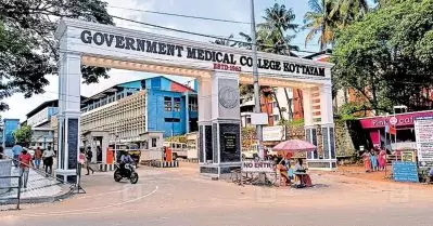 കോട്ടയം മെഡിക്കൽ കോളേജിൽ വാർഡ് കെട്ടിടത്തിന്റെ ഭാഗങ്ങൾ ഇടിഞ്ഞുവീണു