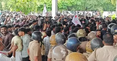 ആര്‍.എസ്.എസ് നിക്കറിടാന്‍ പറഞ്ഞാല്‍ നിക്കറിടും ഒപ്പിടാന്‍ പറഞ്ഞാല്‍ ഒപ്പിടും, ഇയാളെയാണോ അംഗീകരിക്കേണ്ടത്: എസ്.എഫ്.ഐ