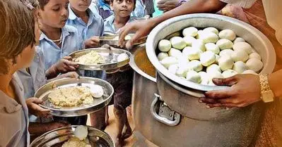 ‘മുട്ട പുഴുങ്ങുന്ന സ്‌കൂളില്‍ ഞങ്ങളുടെ കുട്ടികള്‍ പഠിക്കേണ്ട’; ഉച്ചഭക്ഷണത്തോടൊപ്പം മുട്ട നല്‍കിയതില്‍ പ്രതിഷേധിച്ച് കുട്ടികളുടെ ടി.സി വാങ്ങി