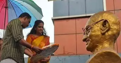 ​ഗാന്ധി പ്രതിമയിൽ റീത്ത് സമർപ്പിച്ച് ബി.ജെ.പി; പരാതി നൽകി കോൺ​ഗ്രസ്