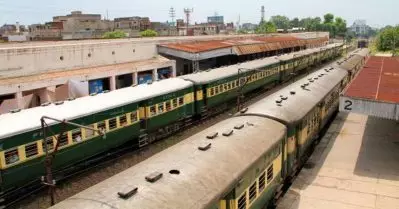 പാകിസ്ഥാനില്‍ ട്രെയിന്‍ പാളം തെറ്റി 30 യാത്രക്കാര്‍ക്ക് പരിക്ക്; മൂന്ന് പേരുടെ നില ഗുരുതരം